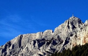 Sainte-Victoire et la croix de Provence