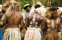 Dormir chez l’habitant dans un village kanak, à la Nouvelle-Calédonie Dormir chez l’habitant dans un village kanak, à la Nouvelle-Calédonie