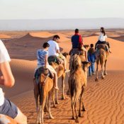 Initiation à la randonnée en famille dans le désert marocain