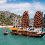 Découvrir la Baie d’Halong en jonque traditionnelle de manière privative