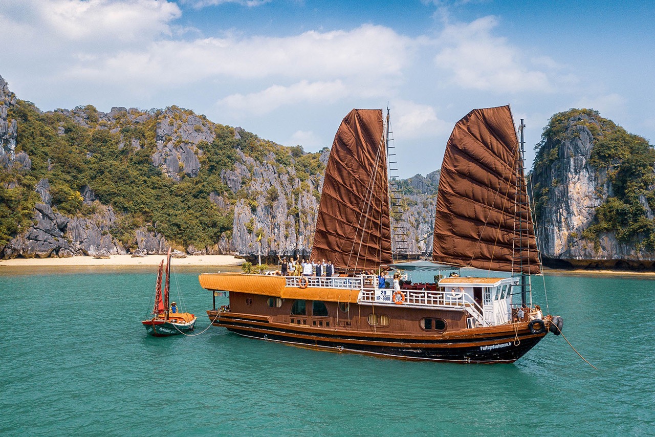 Découvrir la Baie d’Halong en jonque traditionnelle de manière